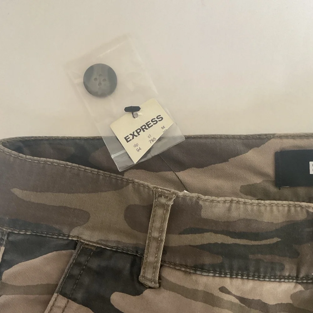 Express Green Camo twill Shorts size 0 NWT